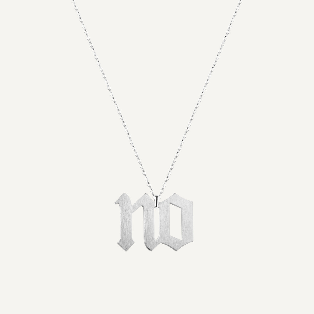 Collar NO Silver es una pieza realizada a mano con métodos de joyería tradicional en latón, chapada en Plata 925 con una capa protectora que extiende la durabilidad del chapado.