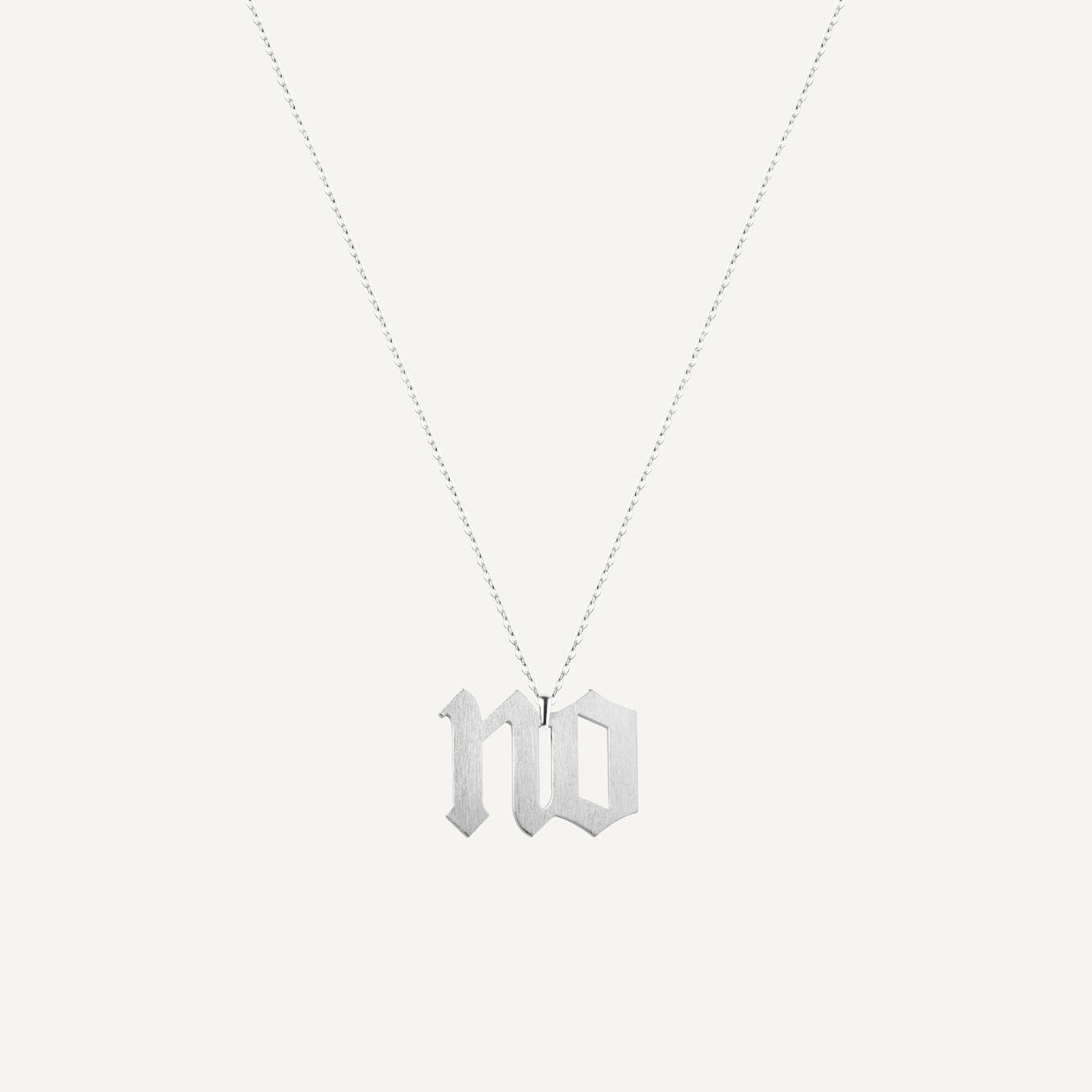 Collar NO Silver es una pieza realizada a mano con métodos de joyería tradicional en latón, chapada en Plata 925 con una capa protectora que extiende la durabilidad del chapado.