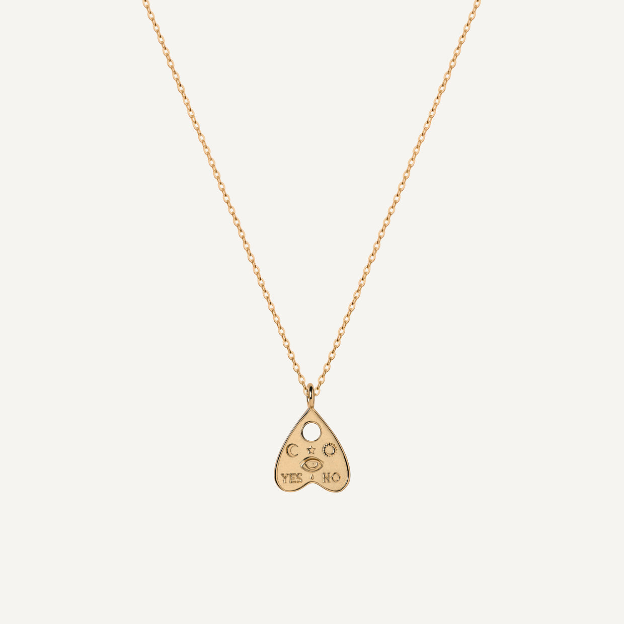 Collar Ouija Gold es una pieza realizada a mano con métodos de joyería tradicional en latón, chapada en oro de 24k con una capa protectora que extiende la durabilidad del chapado.
