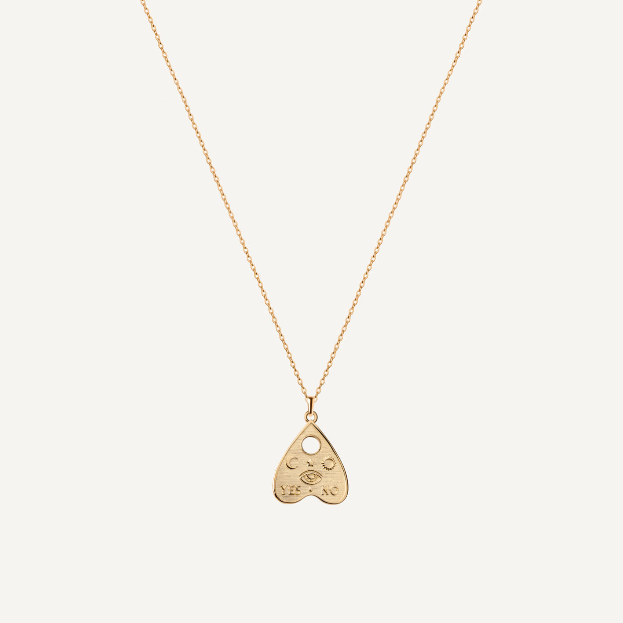Collar Ouija Gold es una pieza realizada a mano con métodos de joyería tradicional en latón, chapada en oro de 24k con una capa protectora que extiende la durabilidad del chapado.