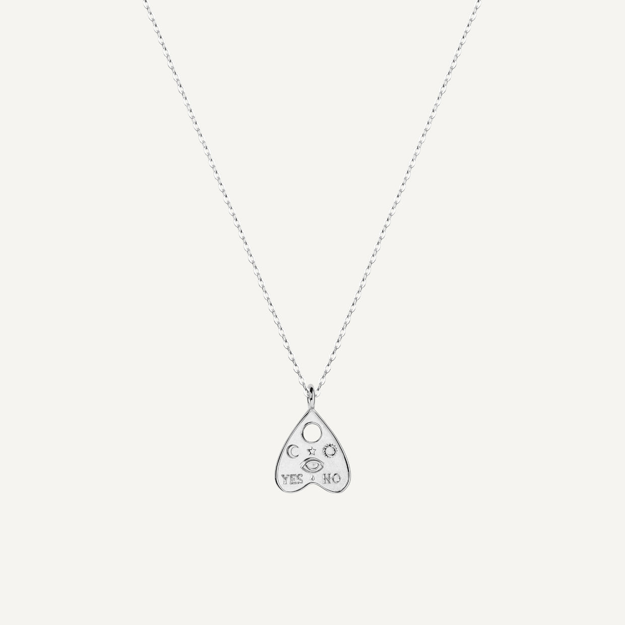 Collar Ouija Silver es una pieza realizada a mano con métodos de joyería tradicional en latón, chapada en plata 925 con una capa protectora que extiende la durabilidad del chapado.