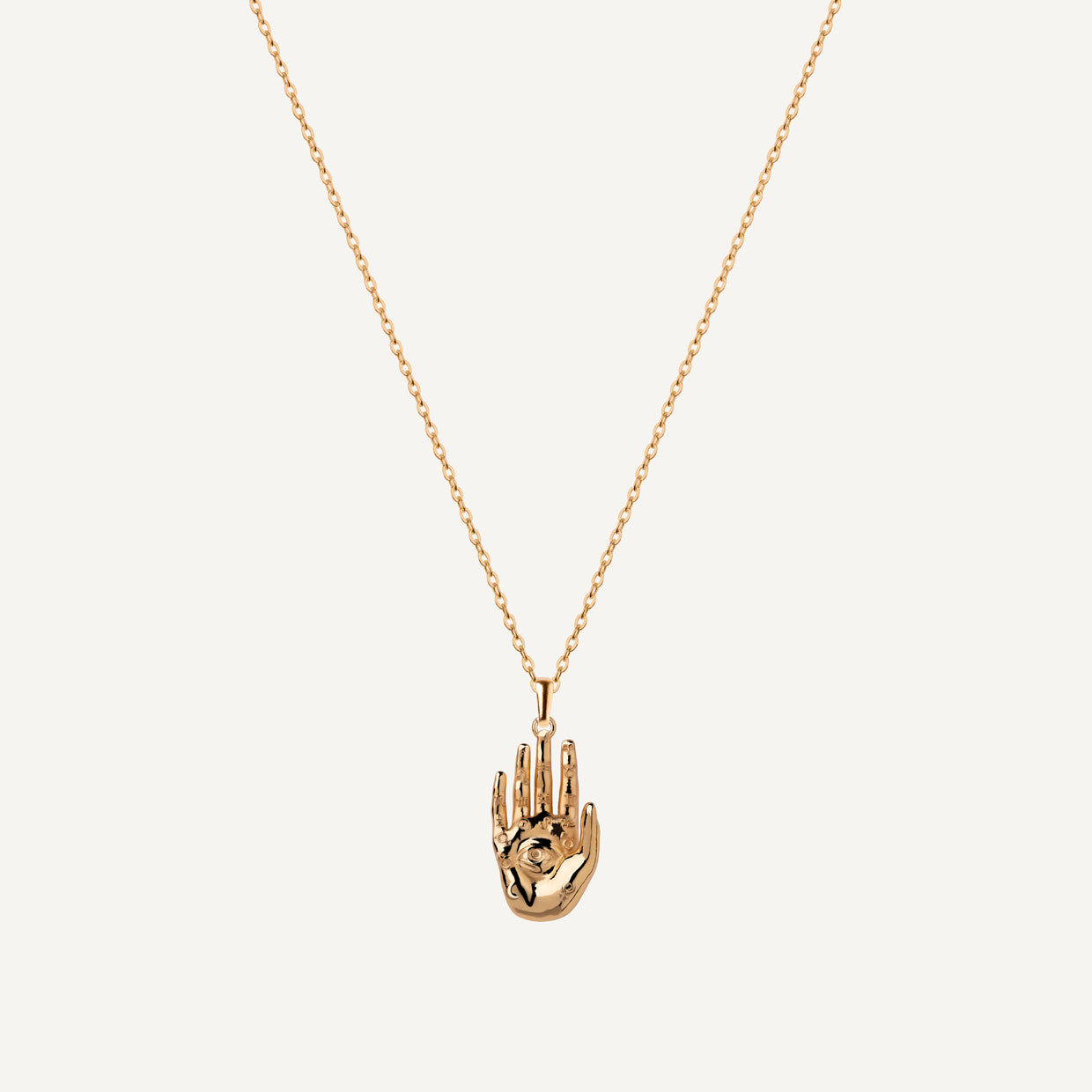 Collar Palmreader Gold es una pieza realizada a mano con métodos de joyería tradicional en latón, chapada en oro de 24k con una capa protectora que extiende la durabilidad del chapado.