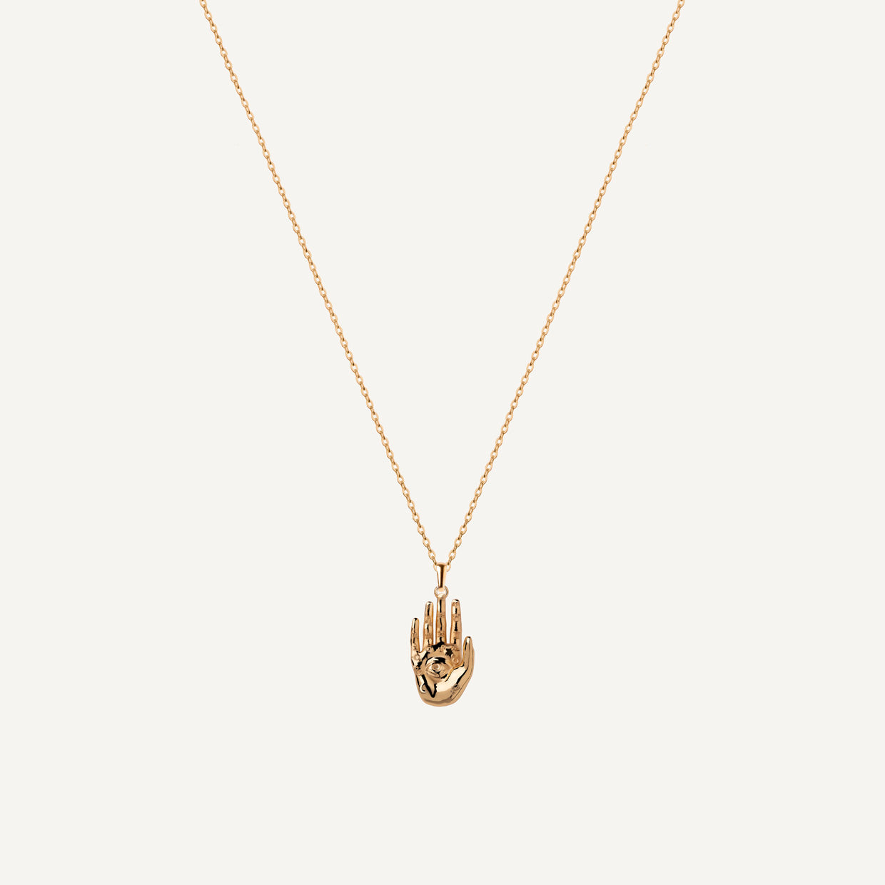 Collar Palmreader Gold es una pieza realizada a mano con métodos de joyería tradicional en latón, chapada en oro de 24k con una capa protectora que extiende la durabilidad del chapado.