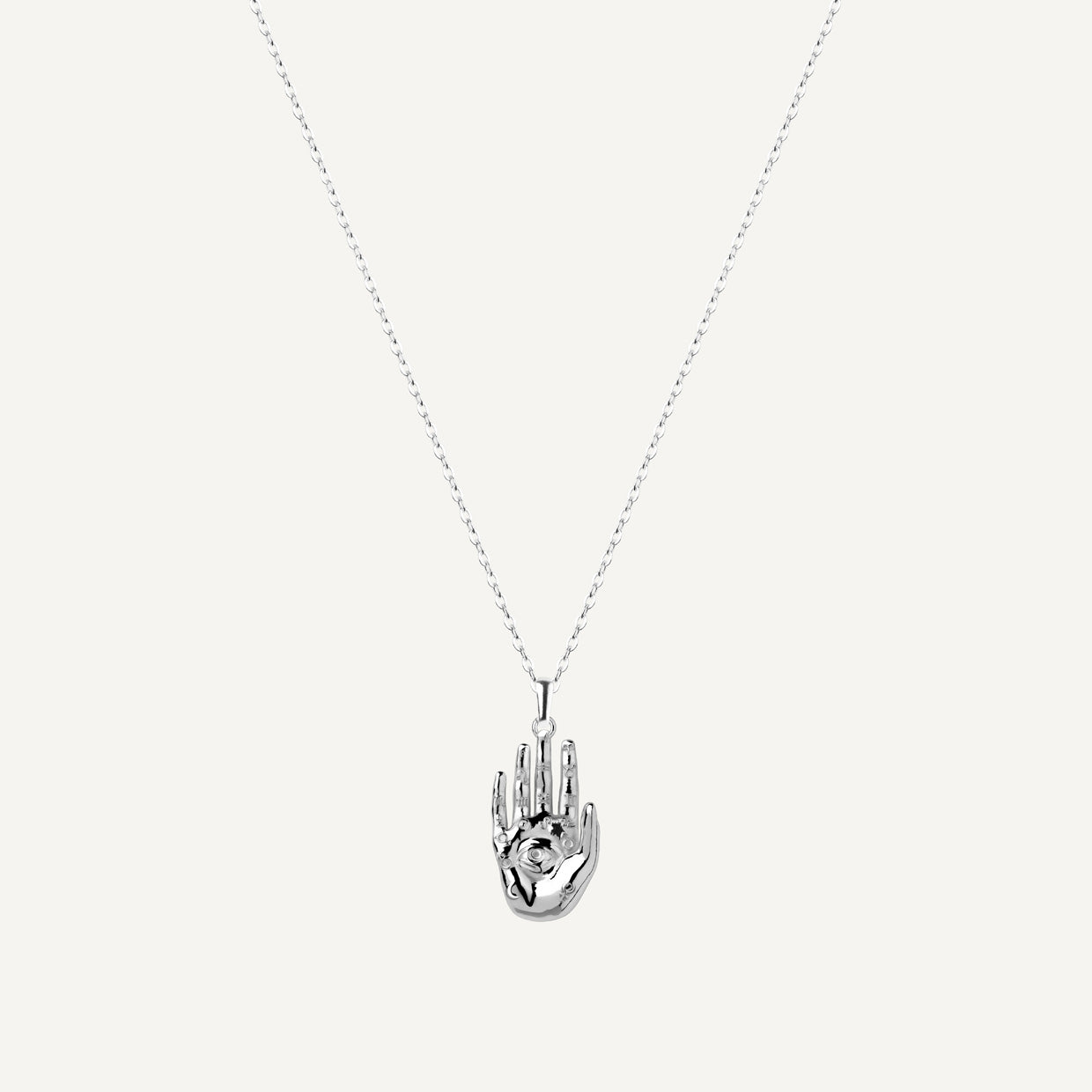 Collar Palm reader Silver es una pieza realizada a mano con métodos de joyería tradicional en latón, chapada en plata 925 con una capa protectora que extiende la durabilidad del chapado.
