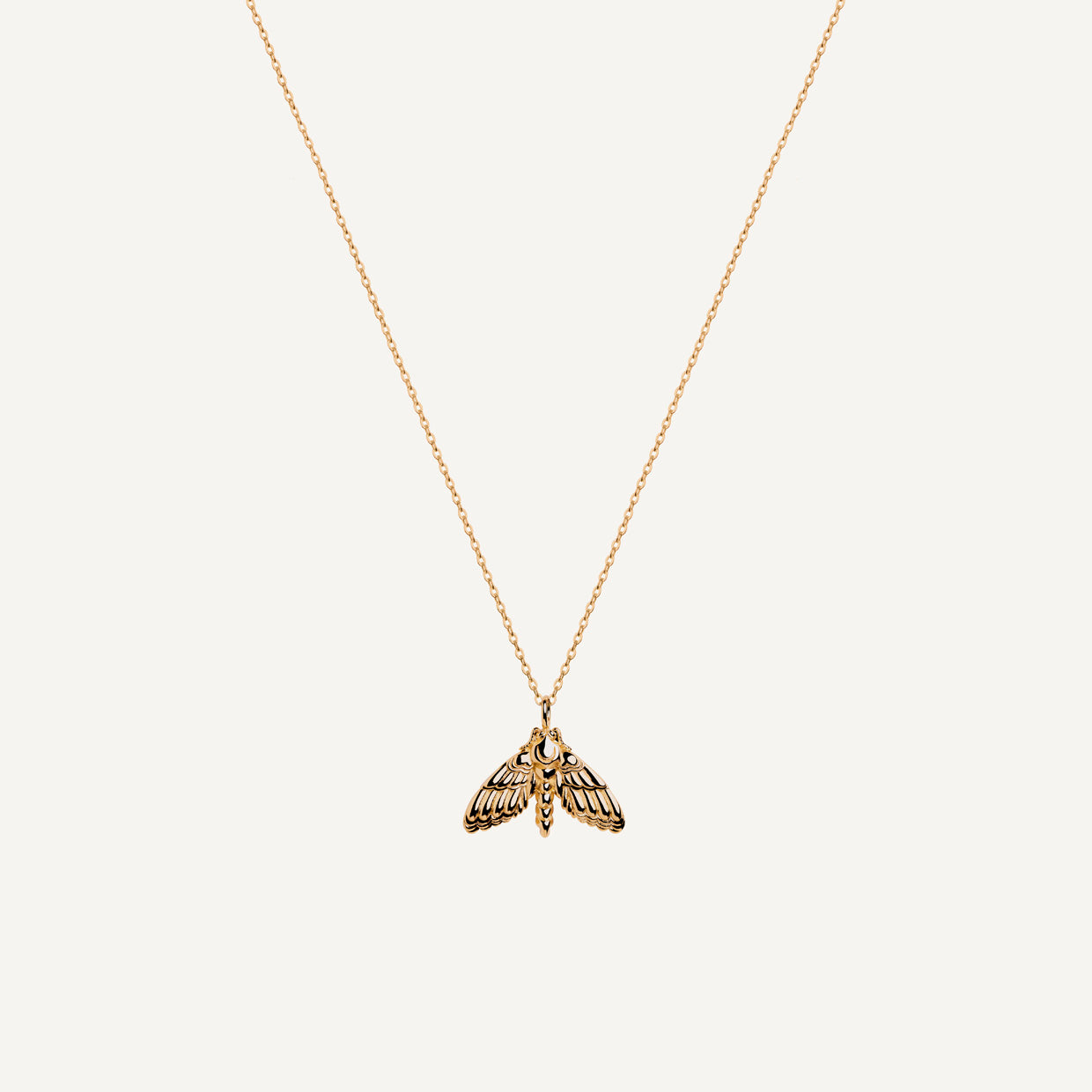 Collar Noche Gold es una pieza realizada a mano con métodos de joyería tradicional en latón, chapada en oro de 24k con una capa protectora que extiende la durabilidad del chapado