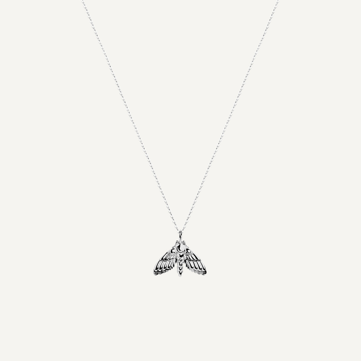 Collar Noche Silver es una pieza realizada a mano con métodos de joyería tradicional en latón, chapada en plata 925 con una capa protectora que extiende la durabilidad del chapado.