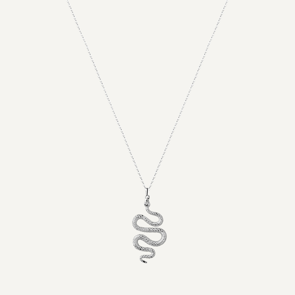 Collar Snake Silver es una pieza realizada a mano con métodos de joyería tradicional en latón, chapada en plata 925 con una capa protectora que extiende la durabilidad del chapado.