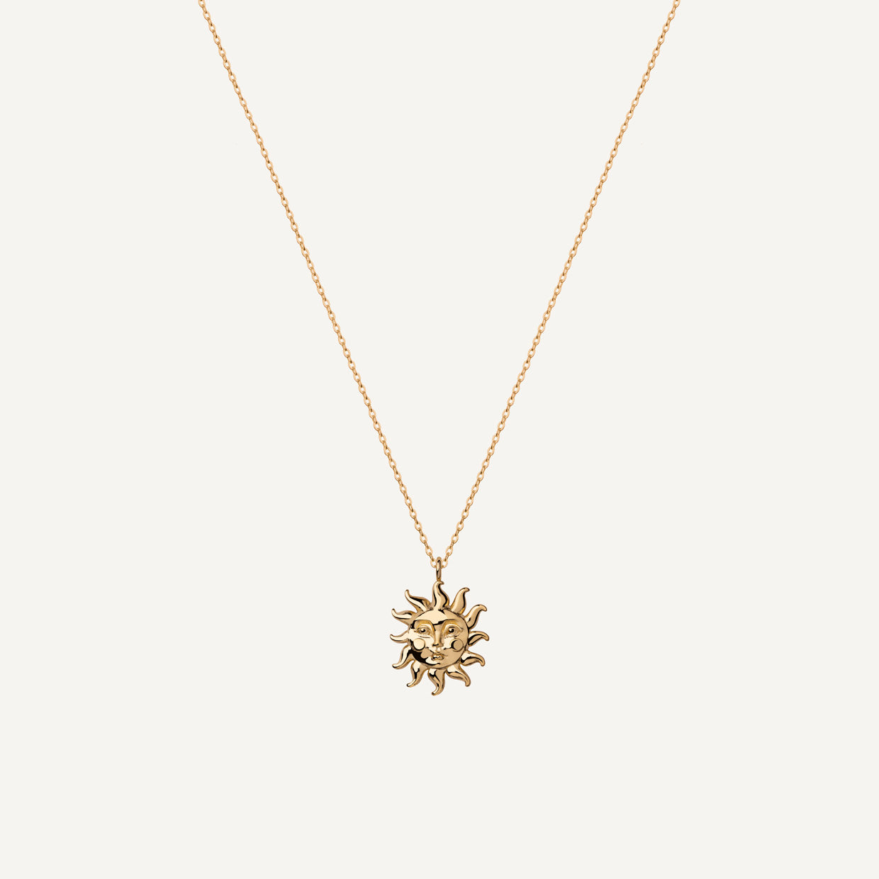 Collar Sol Gold es una pieza realizada a mano con métodos de joyería tradicional en latón, chapada en oro de 24k con una capa protectora que extiende la durabilidad del chapado.