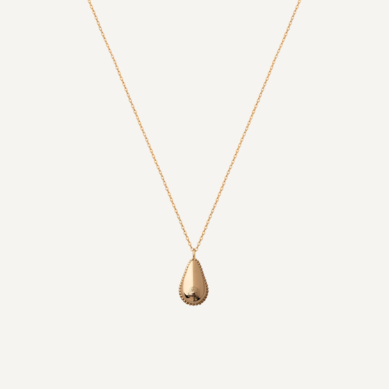 Collar Libre Gold es una pieza realizada a mano con métodos de joyería tradicional en latón, chapada en oro de 24k con una capa protectora que extiende la durabilidad del chapado.