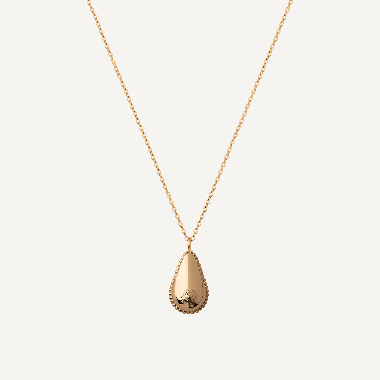 Collar Libre Gold es una pieza realizada a mano con métodos de joyería tradicional en latón, chapada en oro de 24k con una capa protectora que extiende la durabilidad del chapado.