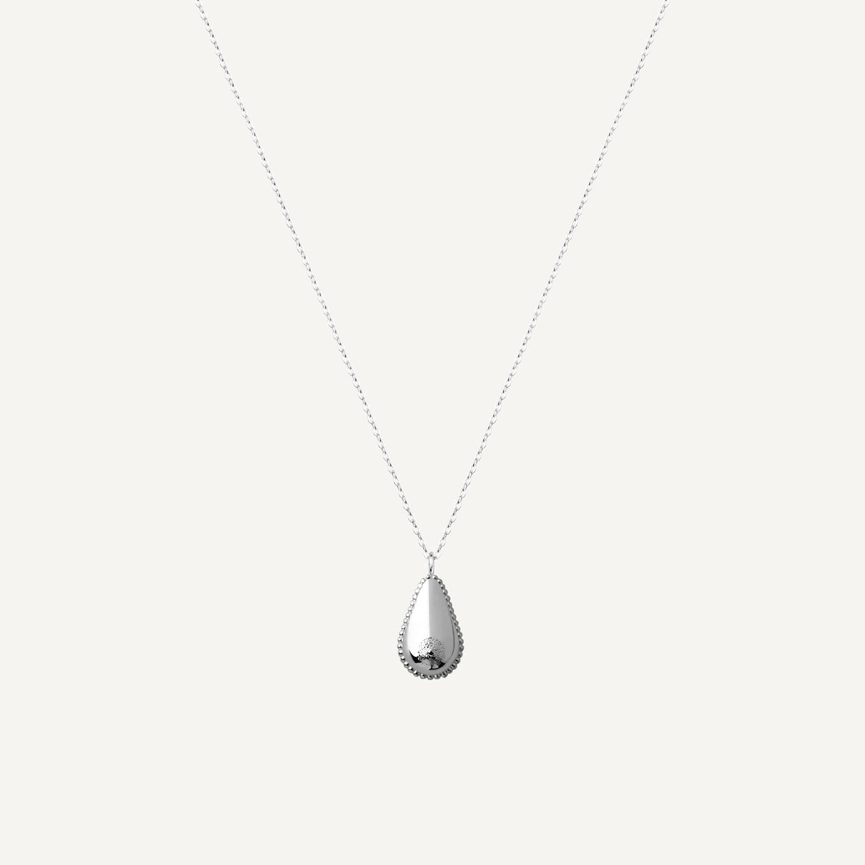 Collar Libre Silver es una pieza realizada a mano con métodos de joyería tradicional en latón, chapada en plata 925 con una capa protectora que extiende la durabilidad del chapado.