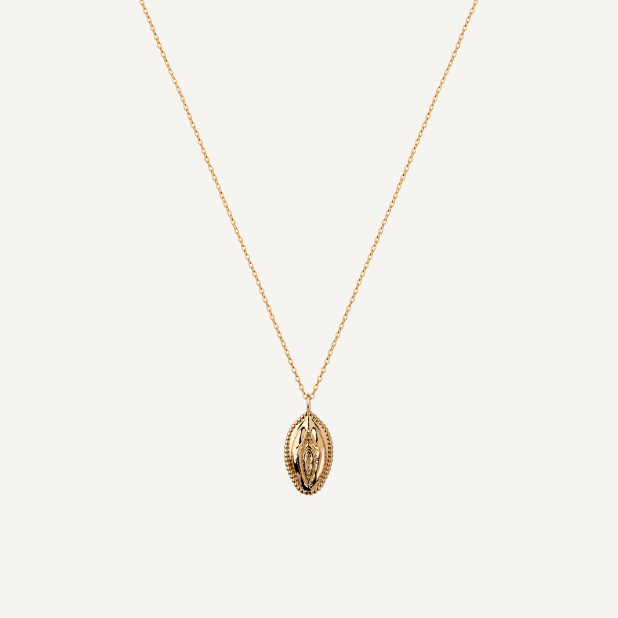 Collar V Bold Gold es una pieza realizada a mano con métodos de joyería tradicional en latón, chapada en oro de 24k con una capa protectora que extiende la durabilidad del chapado.