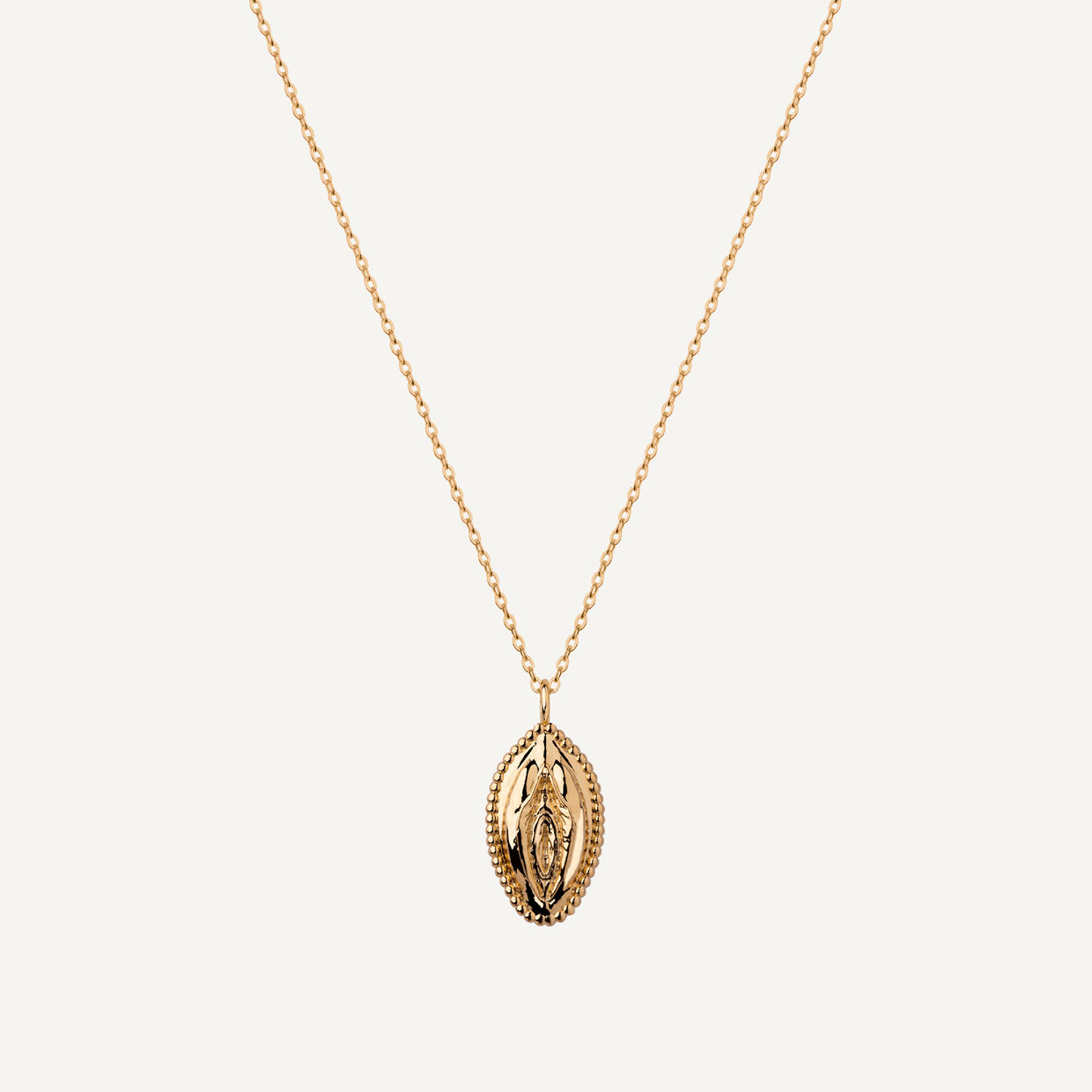 Collar V Bold Gold es una pieza realizada a mano con métodos de joyería tradicional en latón, chapada en oro de 24k con una capa protectora que extiende la durabilidad del chapado.