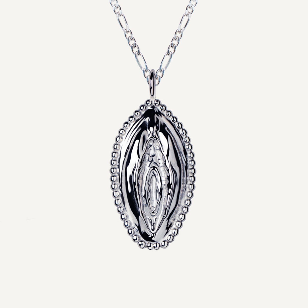 Collar V Bold 925 es una pieza realizada a mano con métodos de joyería tradicional en Plata de ley 925, los acabados de siempre, cuidando de cada detalle, pero creadas con Plata 925 que asegura la vida infinita de tus amuletos.