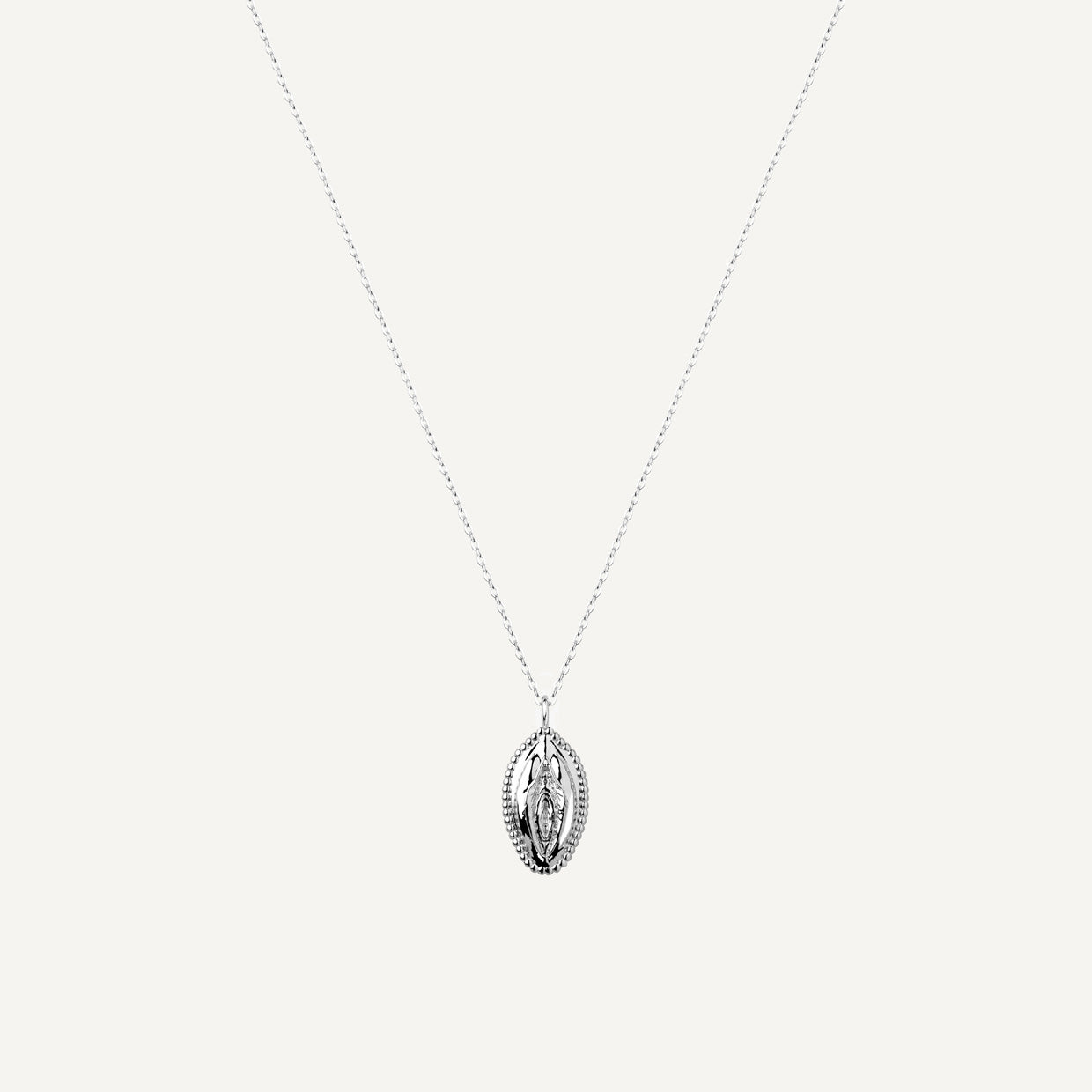 Collar V Bold Silver es una pieza realizada a mano con métodos de joyería tradicional en latón, chapada en plata 925 ;con una capa protectora que extiende la durabilidad del chapado.
