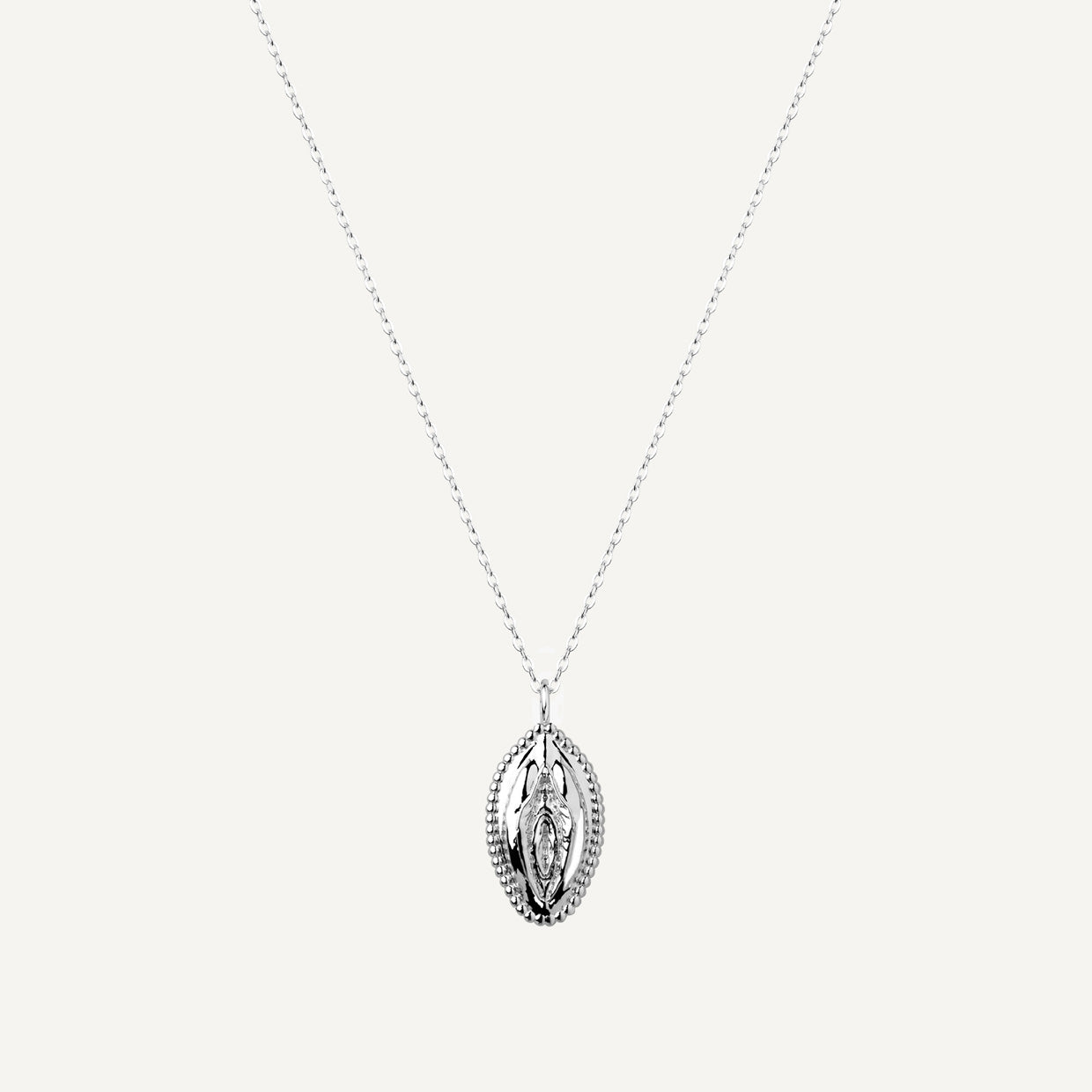 Collar V Bold Silver es una pieza realizada a mano con métodos de joyería tradicional en latón, chapada en plata 925 ;con una capa protectora que extiende la durabilidad del chapado.