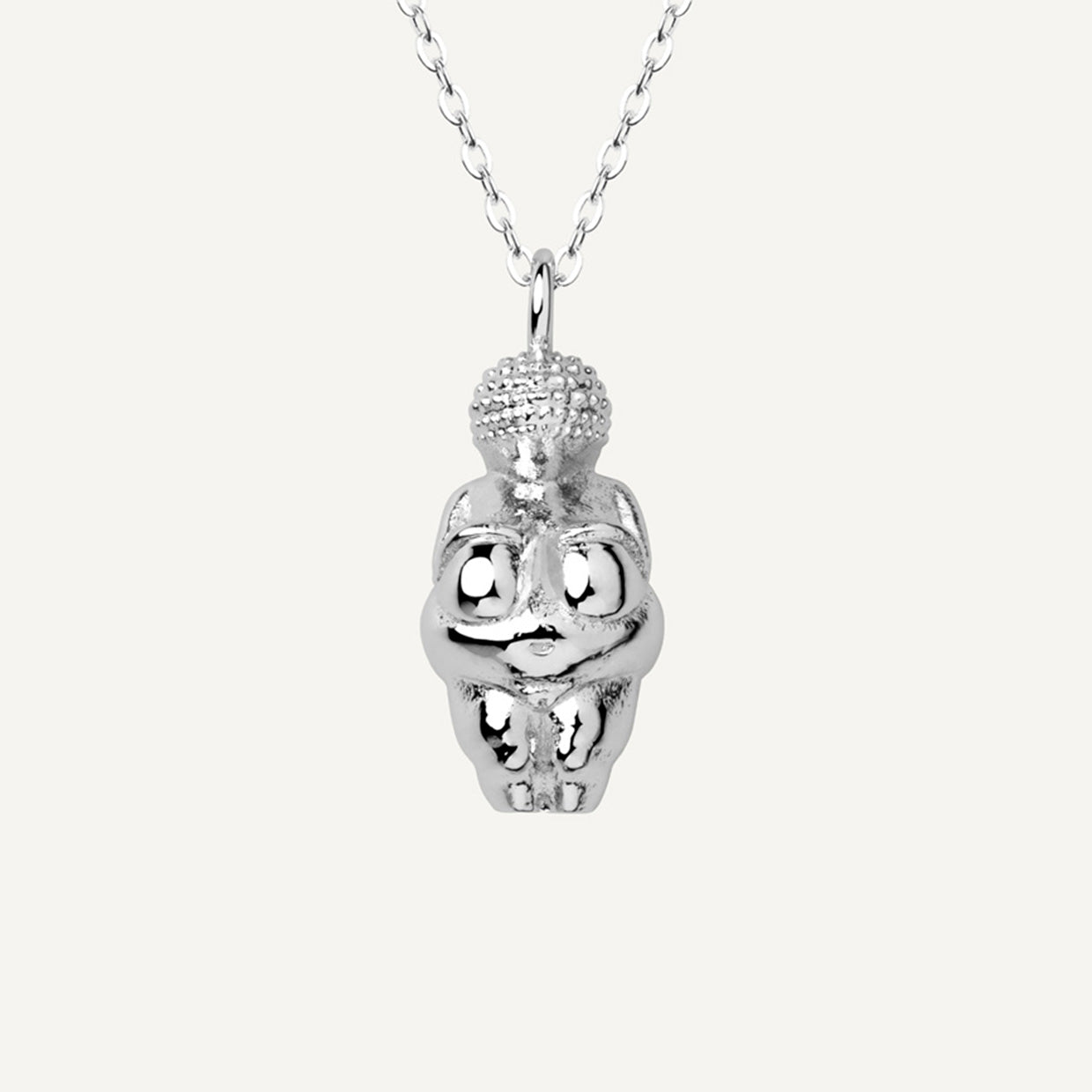 Collar Venus W Silver es una pieza realizada a mano con métodos de joyería tradicional en latón, chapada en plata 925 con una capa protectora que extiende la durabilidad del chapado.