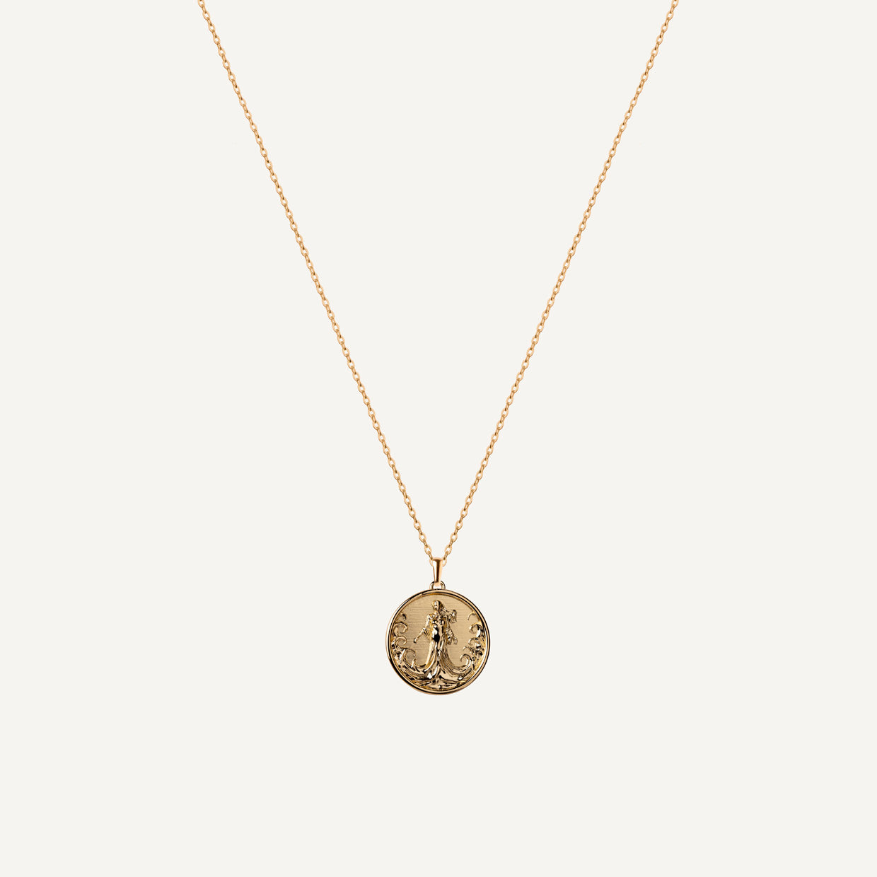 Collar Yemanya Gold es una pieza realizada a mano con métodos de joyería tradicional en latón, chapada en oro de 24k con una capa protectora que extiende la durabilidad del chapado.