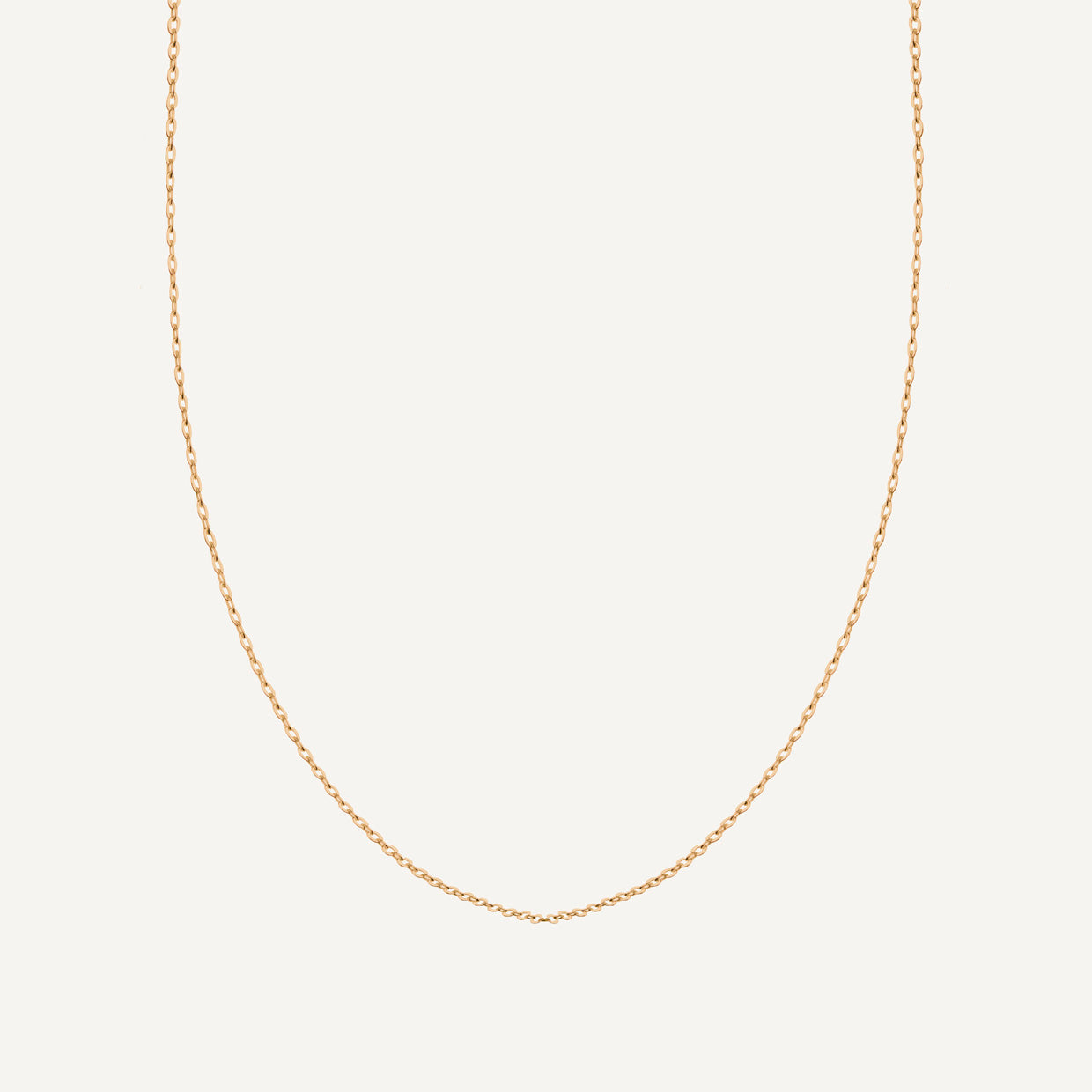 Cadena Lienzo Gold es una pieza realizada a mano con métodos de joyería tradicional en latón, chapada en oro de 24k con una capa protectora que extiende la durabilidad del chapado.