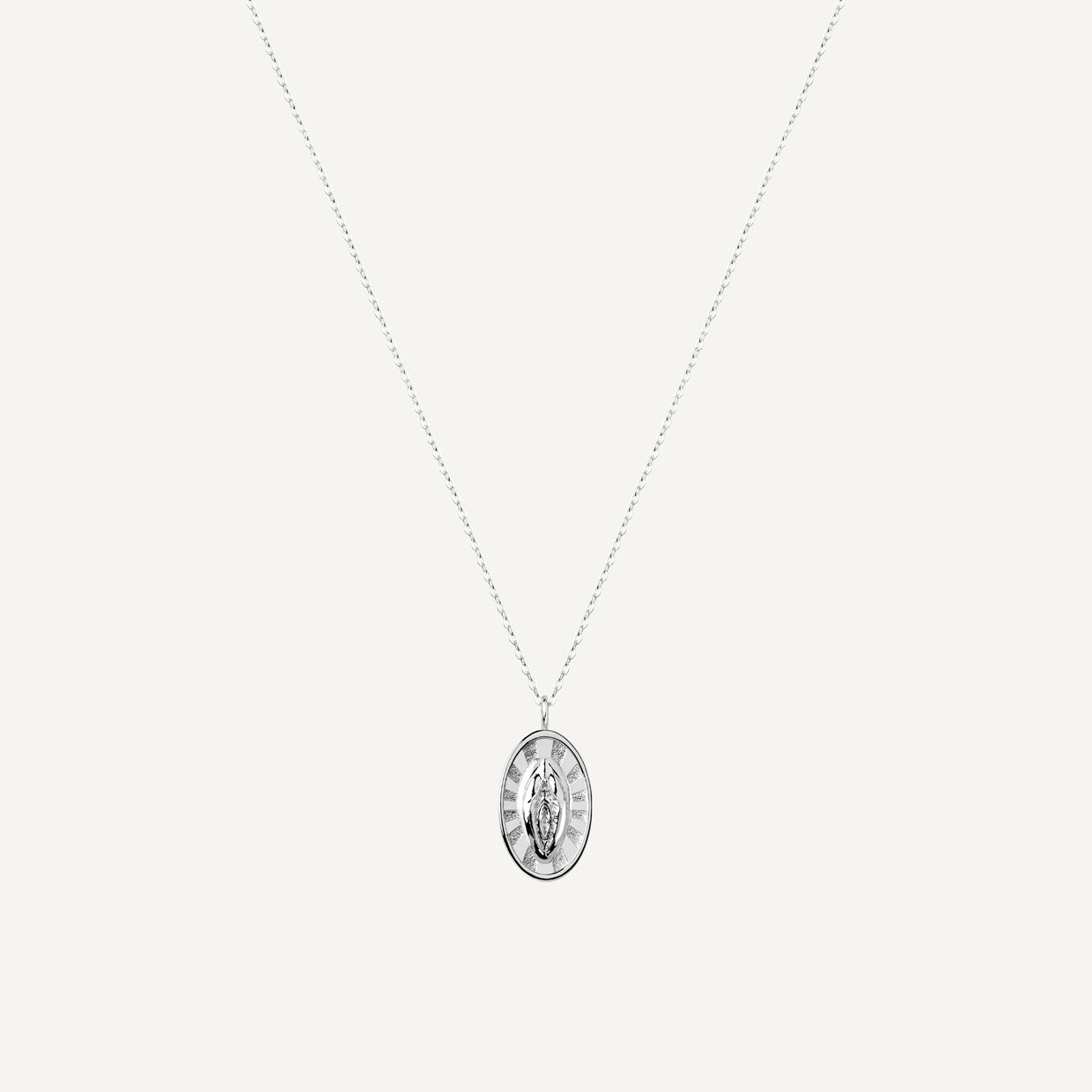 Collar Holy V Silver es una pieza realizada a mano con métodos de joyería tradicional en latón, chapada en plata 925 con una capa protectora que extiende la durabilidad del chapado.