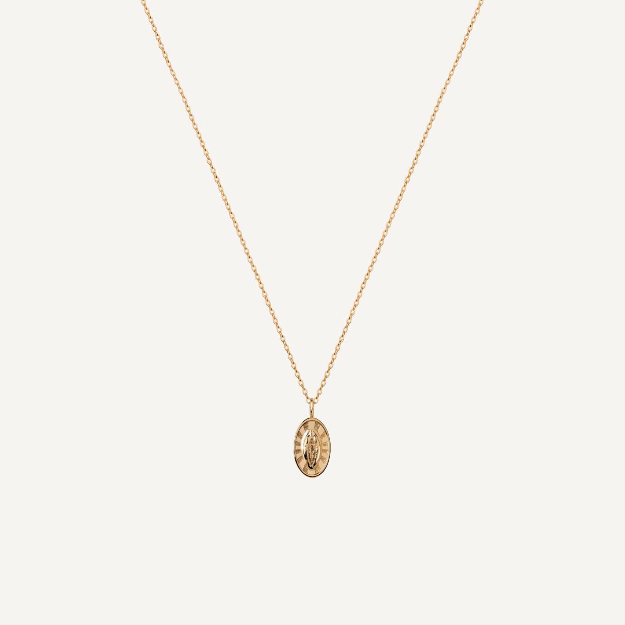 Collar Holy V Gold es una pieza realizada a mano con métodos de joyería tradicional en latón, chapada en oro de 24k con una capa protectora que extiende la durabilidad del chapado.
