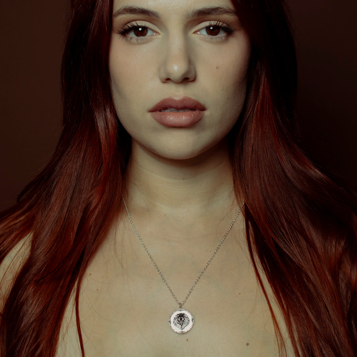 Collar Leon Silver es una pieza realizada a mano con métodos de joyería tradicional en latón, chapada en plata 925 con una capa protectora que extiende la durabilidad del chapado.