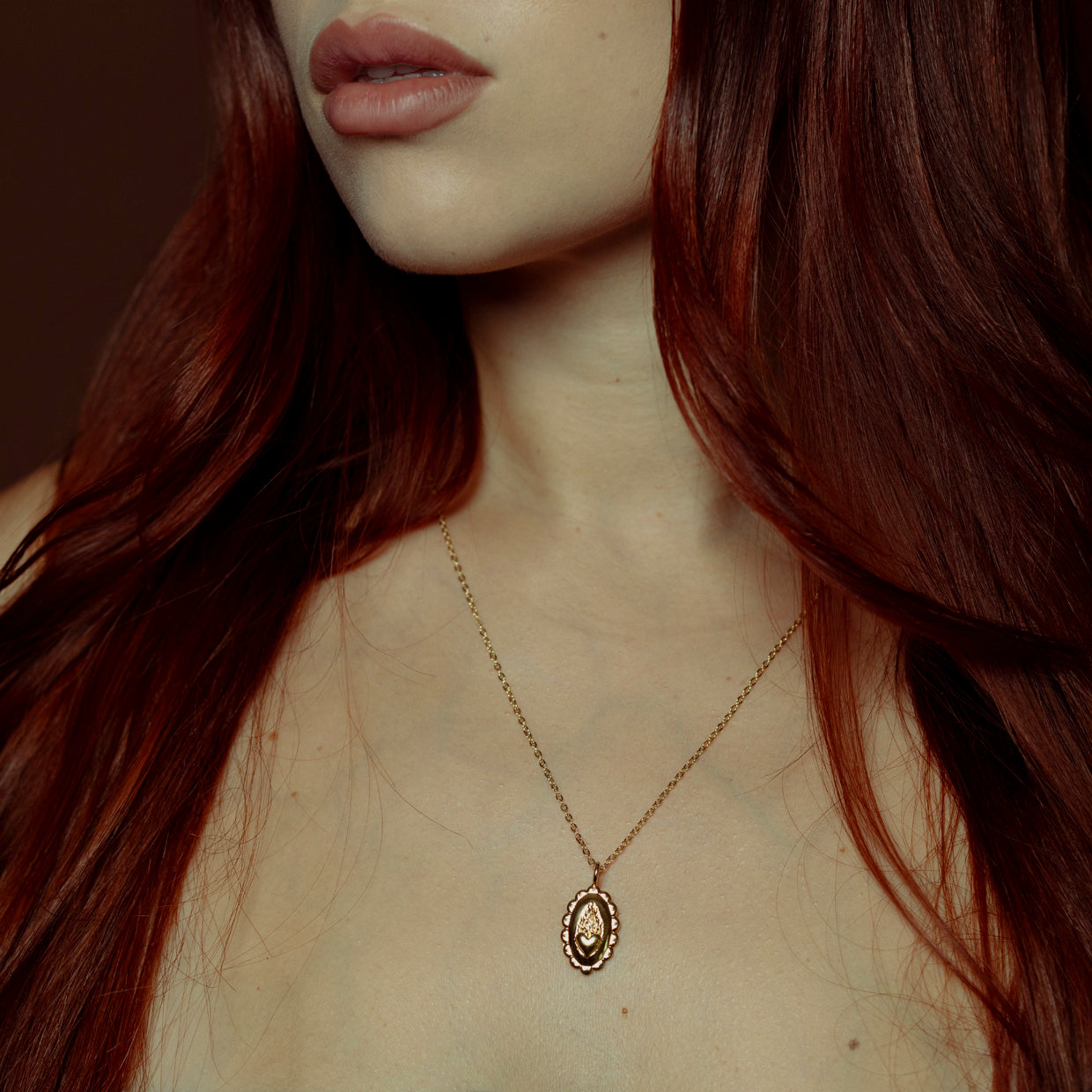 Collar Arde Gold es una pieza realizada a mano con métodos de joyería tradicional en latón, chapada en oro de 24k con una capa protectora que extiende la durabilidad del chapado.