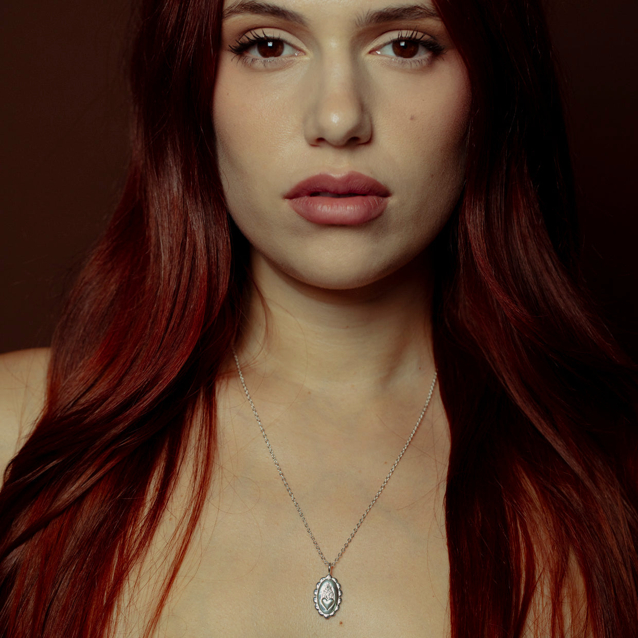 Collar Arde;Silver es una pieza realizada a mano con métodos de joyería tradicional en latón, chapada en plata 925&nbsp;con una capa protectora que extiende la durabilidad del chapado.