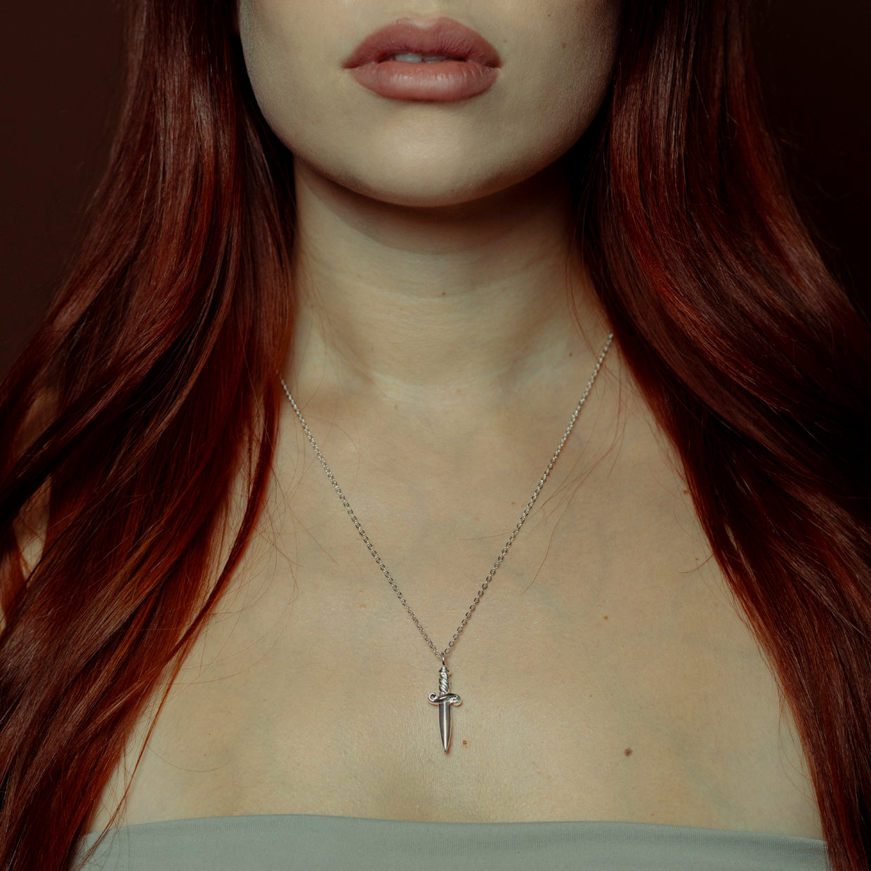 Collar Athame Silver es una pieza realizada a mano con métodos de joyería tradicional en latón, chapada en plata 925 con una capa protectora que extiende la durabilidad del chapado.