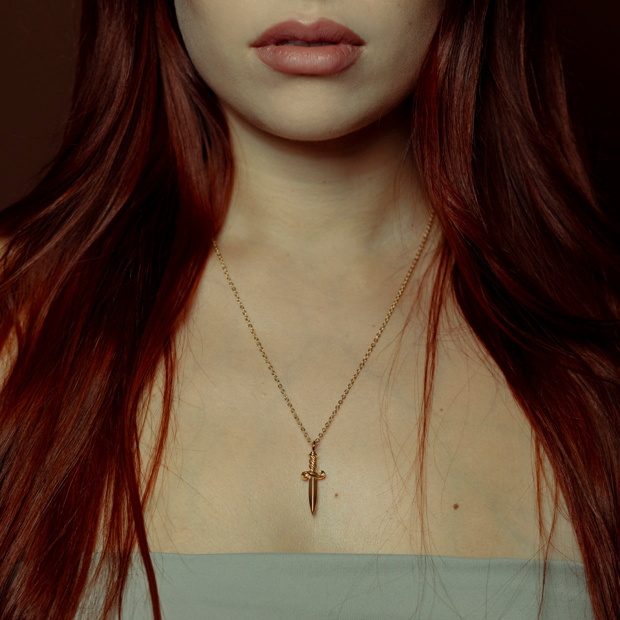 Collar Athame Gold es una pieza realizada a mano con métodos de joyería tradicional en latón, chapada en oro de 24k con una capa protectora que extiende la durabilidad del chapado.