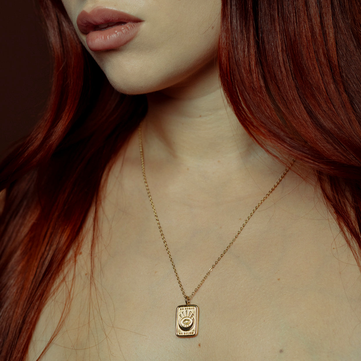 Collar As above so below Gold es una pieza realizada a mano con métodos de joyería tradicional en latón, chapada en oro de 24k con una capa protectora que extiende la durabilidad del chapado.