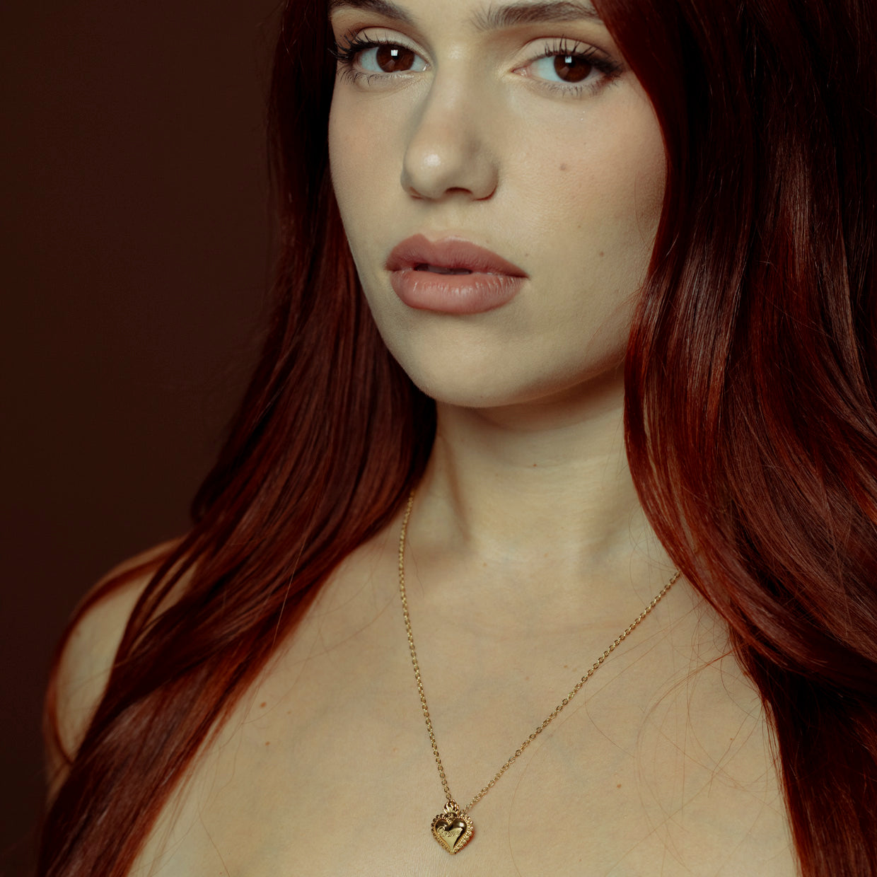 Collar Coraje Gold es una pieza realizada a mano con métodos de joyería tradicional en latón, chapada en oro de 24k con una capa protectora que extiende la durabilidad del chapado.