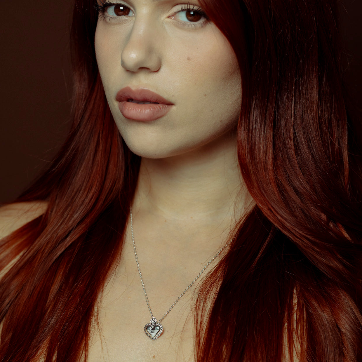 Collar Coraje Silver es una pieza realizada a mano con métodos de joyería tradicional en latón, chapada en plata 925 con una capa protectora que extiende la durabilidad del chapado.