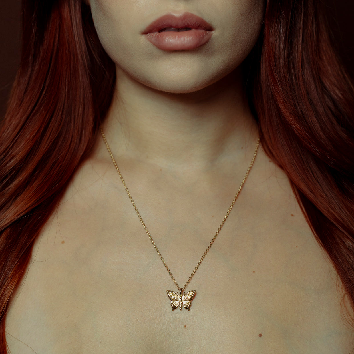 Collar Día Gold es una pieza realizada a mano con métodos de joyería tradicional en latón, chapada en oro de 24k con una capa protectora que extiende la durabilidad del chapado.