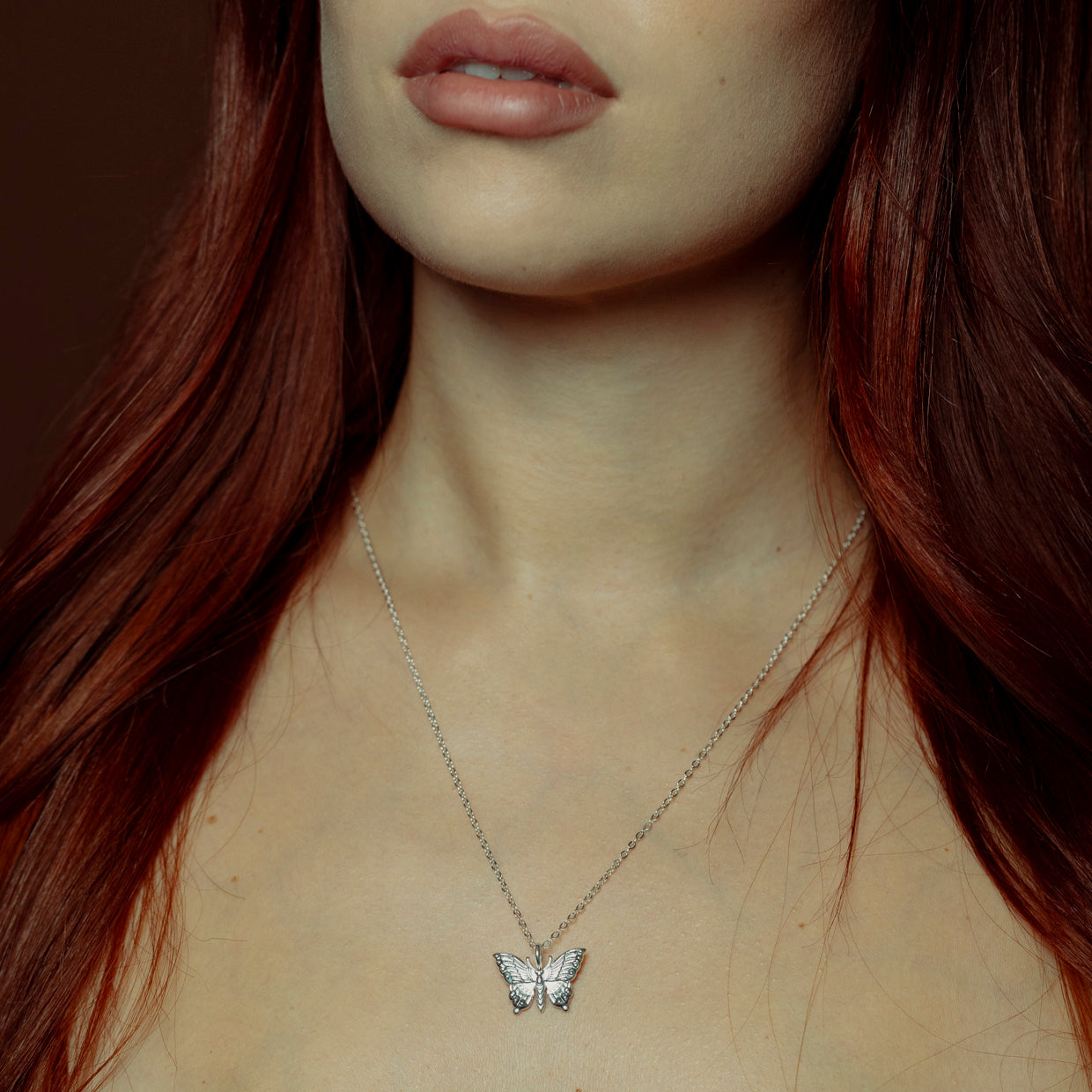 Collar Día Silver es una pieza realizada a mano con métodos de joyería tradicional en latón, chapada en plata 925 con una capa protectora que extiende la durabilidad del chapado.