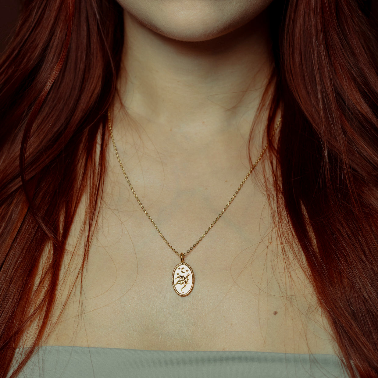 Collar Dragon Gold es una pieza realizada a mano con métodos de joyería tradicional en latón, chapada en oro de 24k con una capa protectora que extiende la durabilidad del chapado.