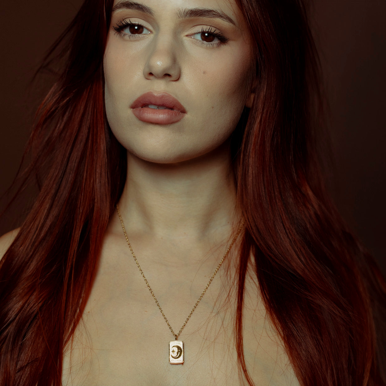 Collar Eclipse Gold es una pieza realizada a mano con métodos de joyería tradicional en latón, chapada en oro de 24k con una capa protectora que extiende la durabilidad del chapado.