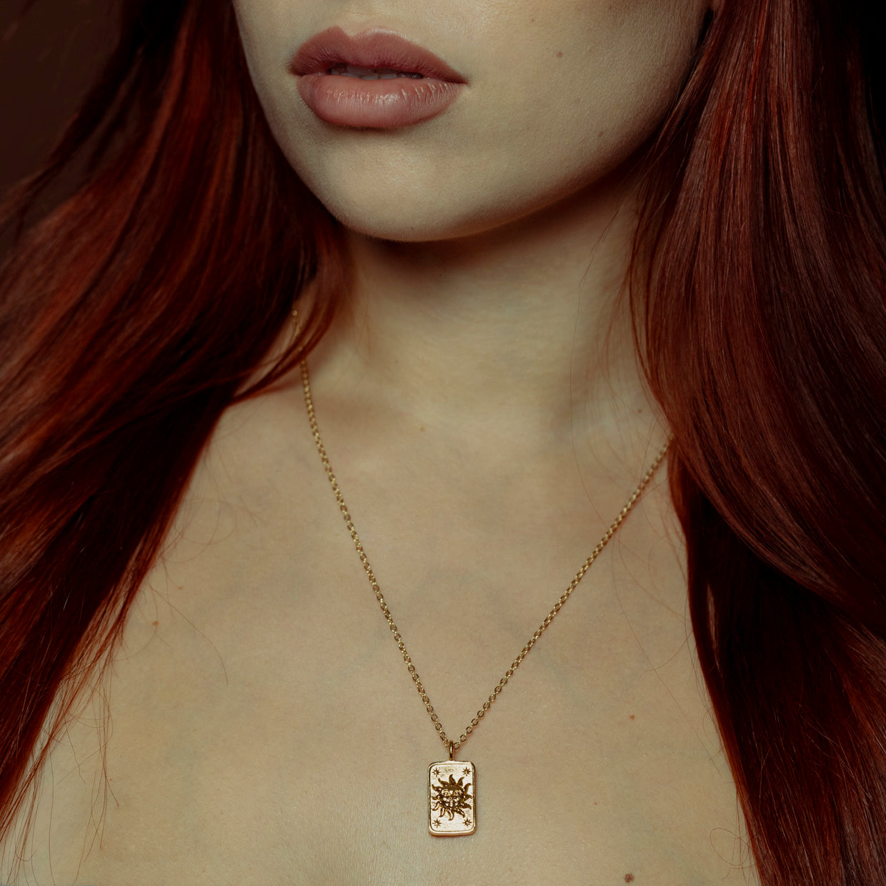 Collar Eclipse Gold es una pieza realizada a mano con métodos de joyería tradicional en latón, chapada en oro de 24k con una capa protectora que extiende la durabilidad del chapado.