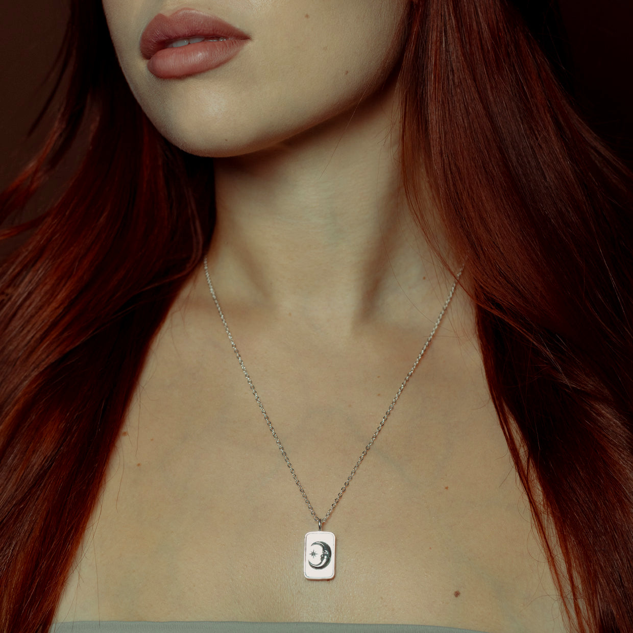 Collar Eclipse Silver es una pieza realizada a mano con métodos de joyería tradicional en latón, chapada en plata 925 con una capa protectora que extiende la durabilidad del chapado
¡Collar doble cara!