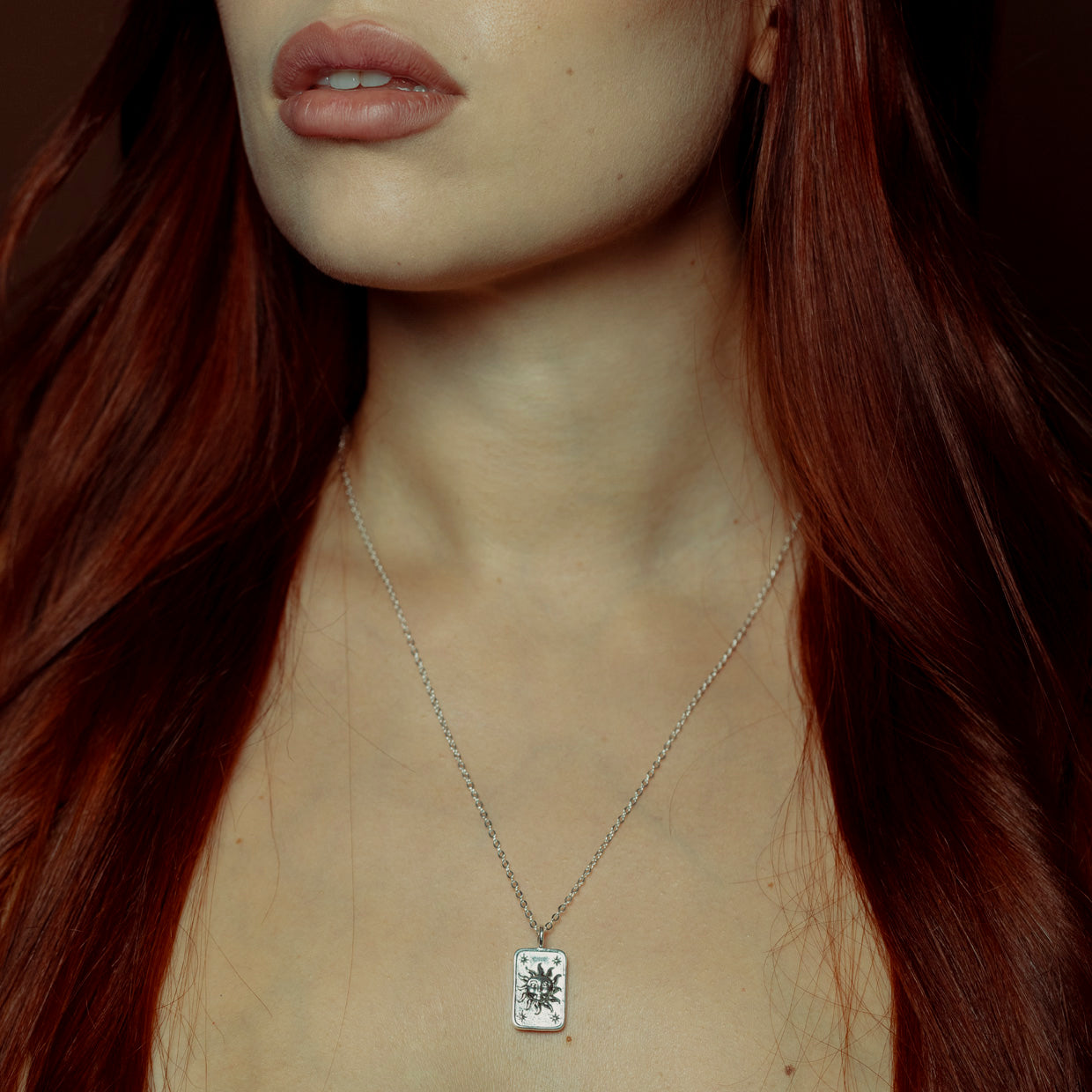 Collar Eclipse Silver es una pieza realizada a mano con métodos de joyería tradicional en latón, chapada en plata 925 con una capa protectora que extiende la durabilidad del chapado
¡Collar doble cara!