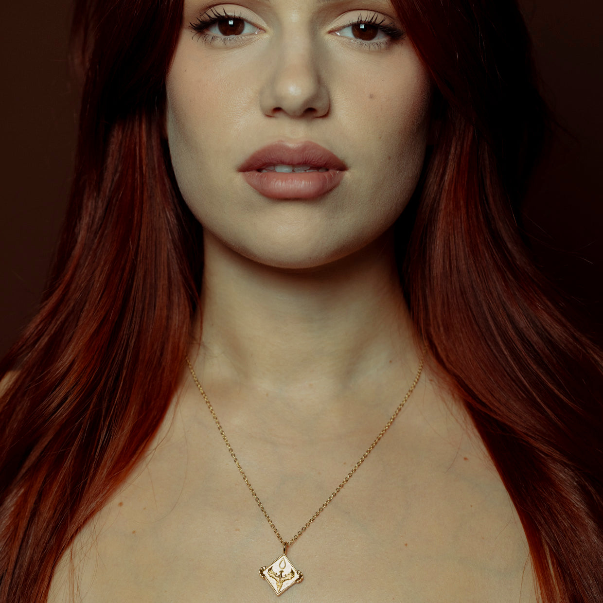 Collar Fenix Gold es una pieza realizada a mano con métodos de joyería tradicional en latón, chapada en oro de 24k con una capa protectora que extiende la durabilidad del chapado.