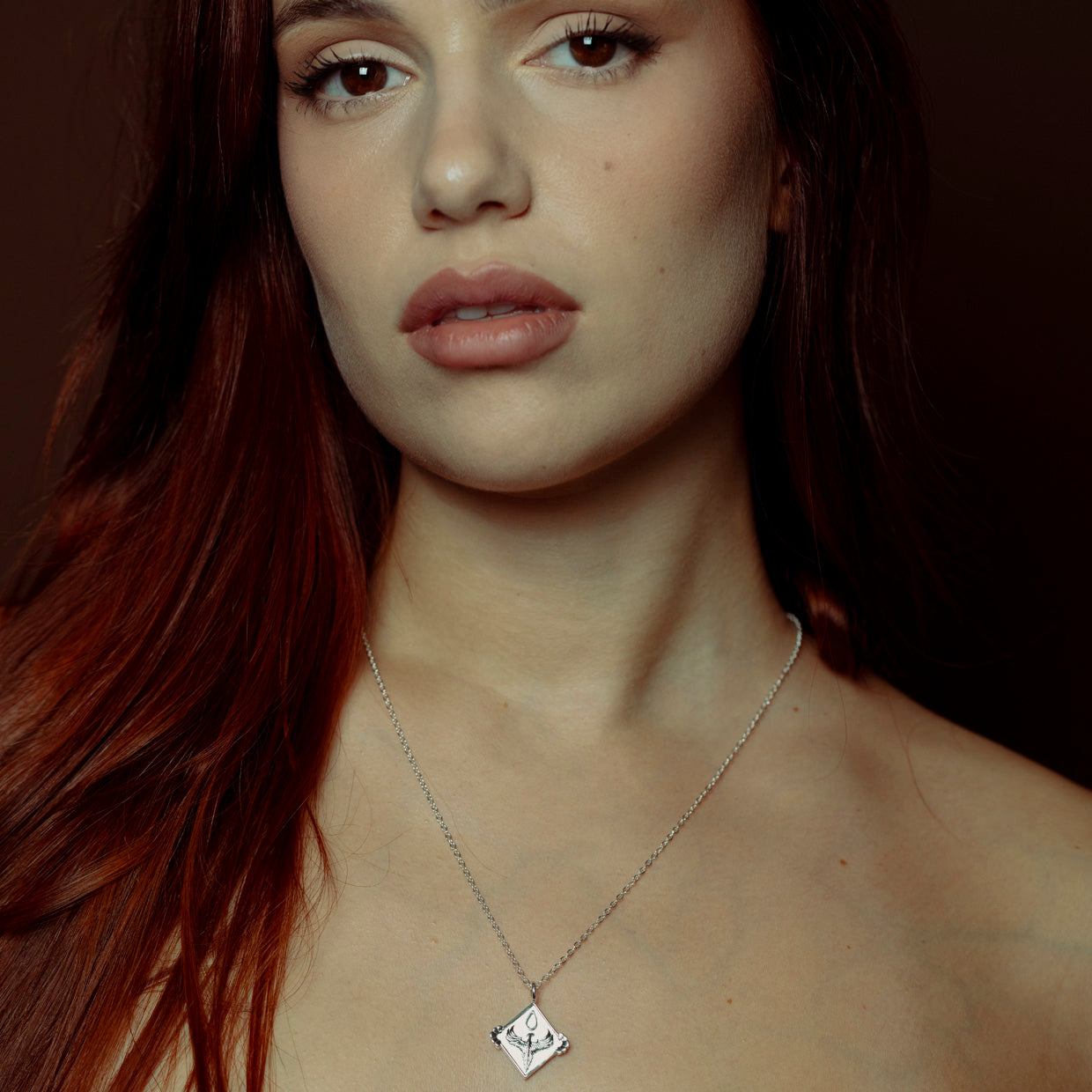 Collar Fenix Silver es una pieza realizada a mano con métodos de joyería tradicional en latón, chapada en plata 925&nbsp;con una capa protectora que extiende la durabilidad del chapado.