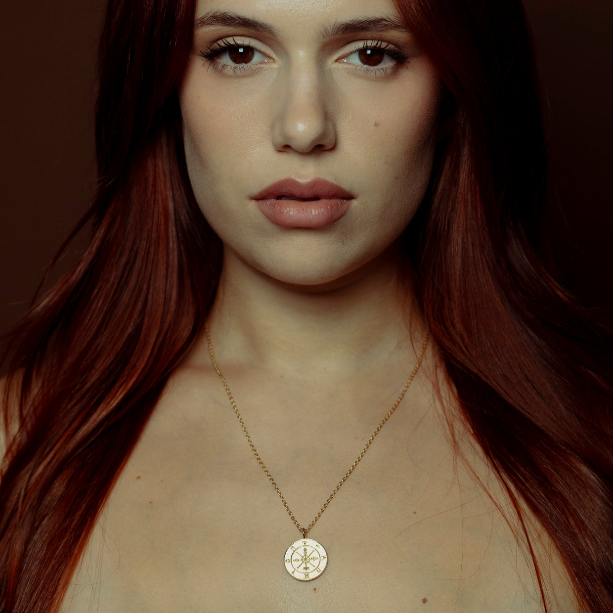 Collar Fortune Gold es una pieza realizada a mano con métodos de joyería tradicional en latón, chapada en oro de 24k con una capa protectora que extiende la durabilidad del chapado.