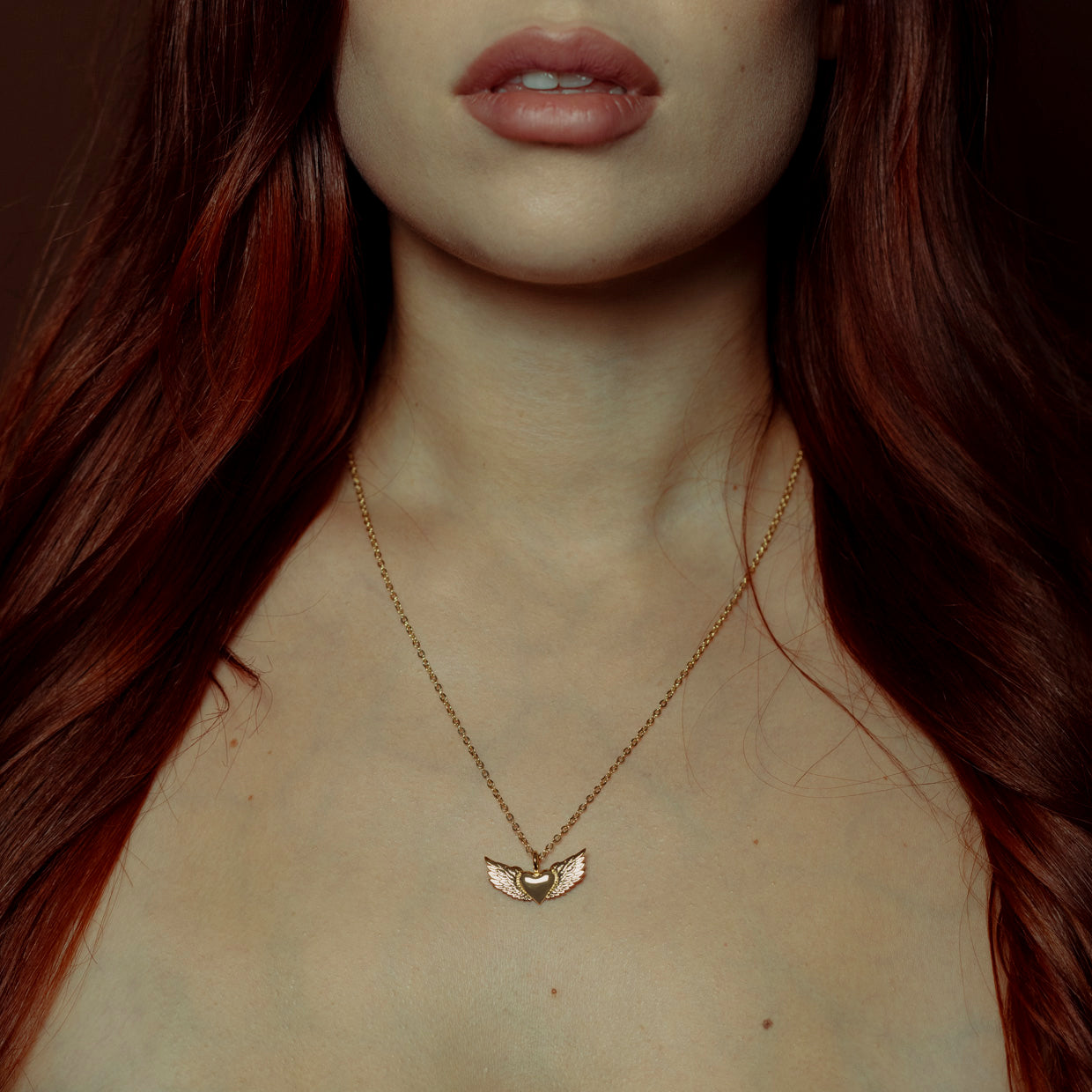 Collar Free Heart Gold es una pieza realizada a mano con métodos de joyería tradicional en latón, chapada en oro de 24k con una capa protectora que extiende la durabilidad del chapado.