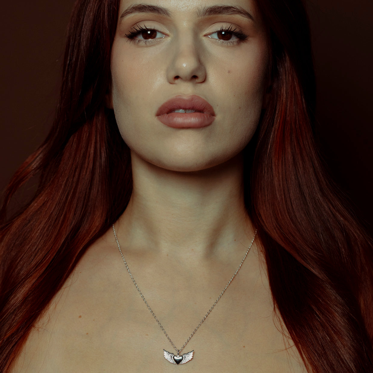 Collar Free Heart Silver es una pieza realizada a mano con métodos de joyería tradicional en latón, chapada en plata 925 con una capa protectora que extiende la durabilidad del chapado.