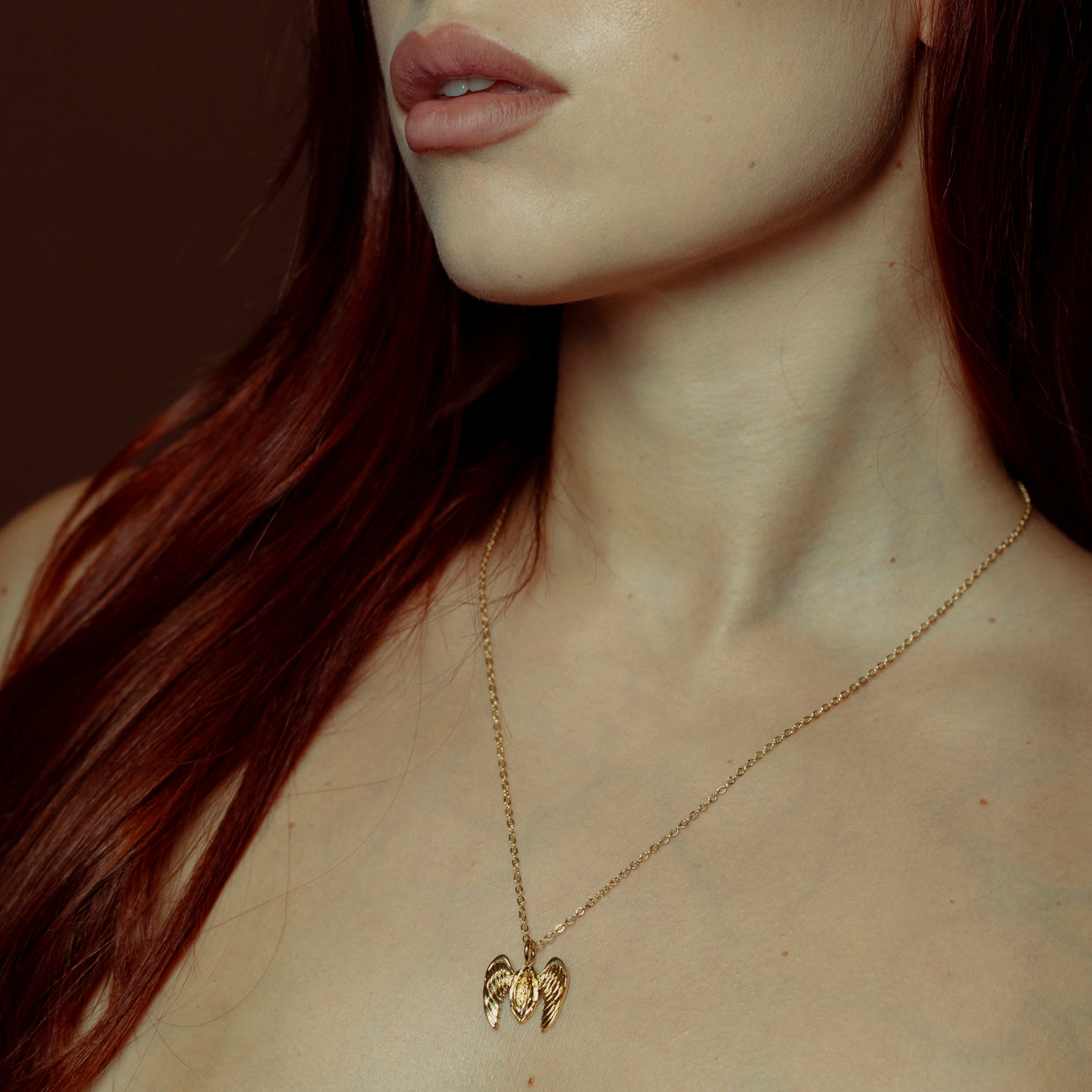 Collar Free V Gold es una pieza realizada a mano con métodos de joyería tradicional en latón, chapada en oro de 24k con una capa protectora que extiende la durabilidad del chapado.