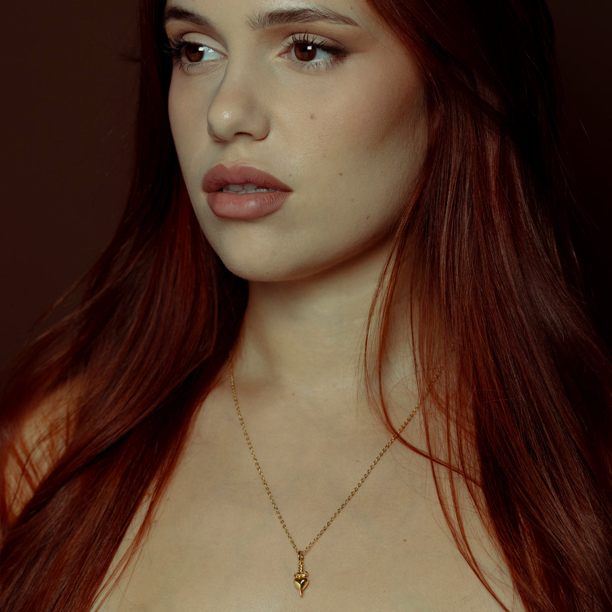 Collar Glory Gold es una pieza realizada a mano con métodos de joyería tradicional en latón, chapada en oro de 24k con una capa protectora que extiende la durabilidad del chapado.