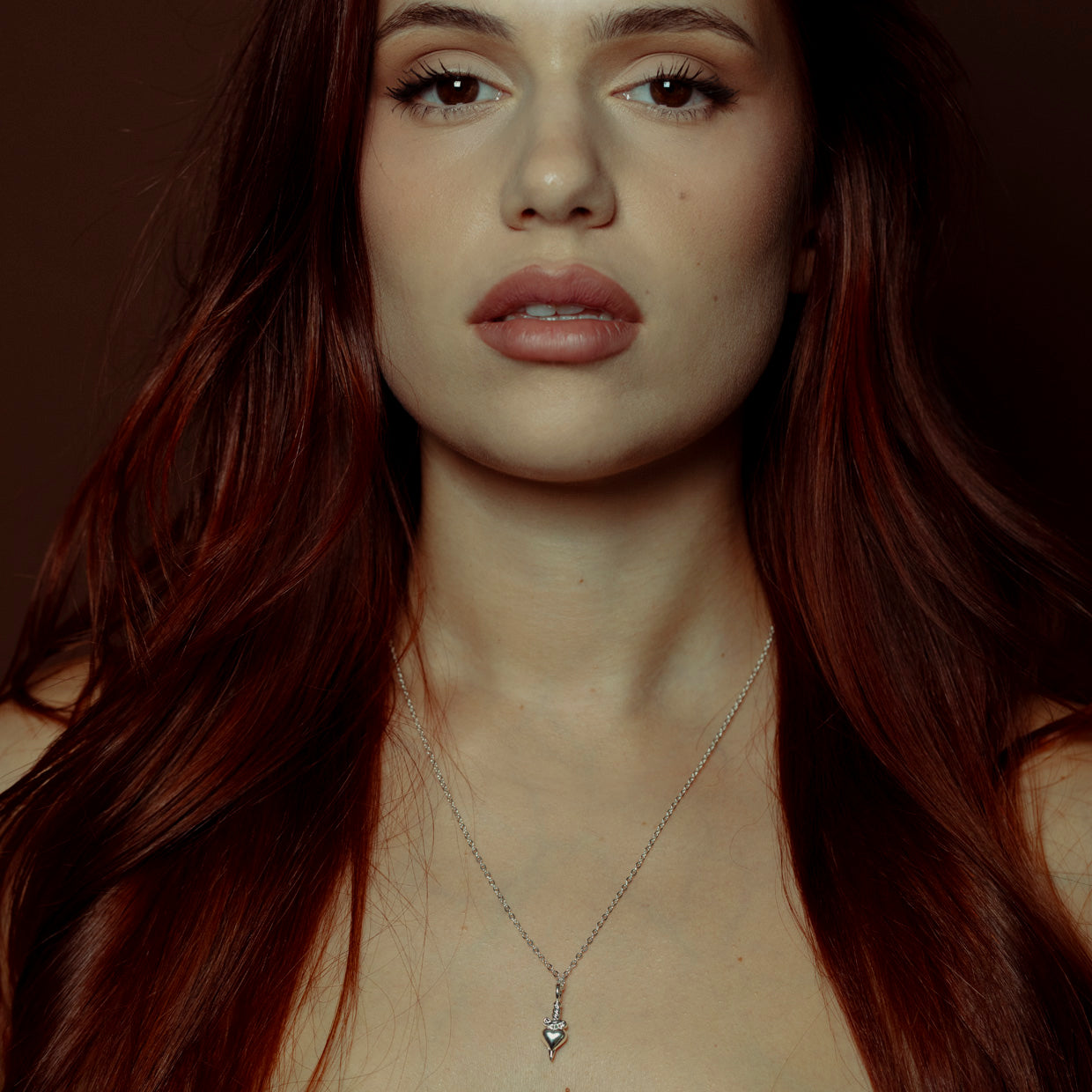 Collar Glory Silver es una pieza realizada a mano con métodos de joyería tradicional en latón, chapada en plata 925 con una capa protectora que extiende la durabilidad del chapado.