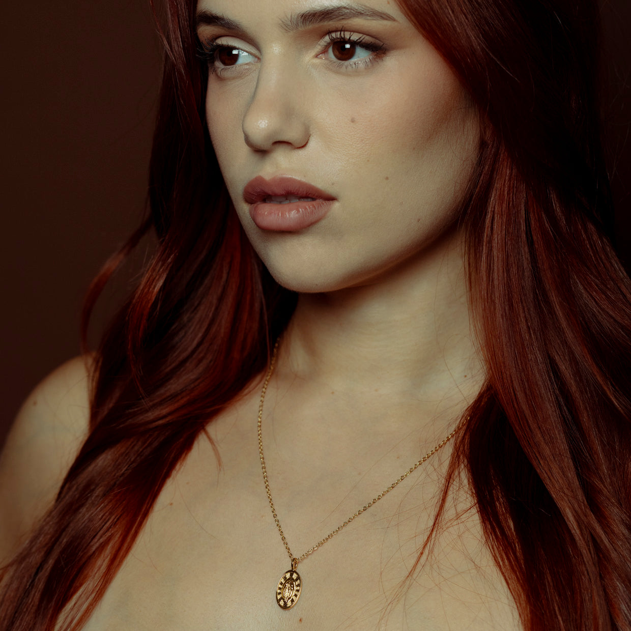 Collar Holy V Gold es una pieza realizada a mano con métodos de joyería tradicional en latón, chapada en oro de 24k con una capa protectora que extiende la durabilidad del chapado.