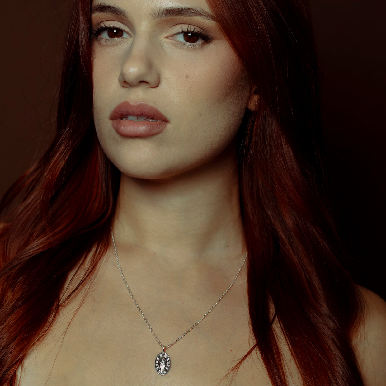 Collar Holy V Silver es una pieza realizada a mano con métodos de joyería tradicional en latón, chapada en plata 925 con una capa protectora que extiende la durabilidad del chapado.